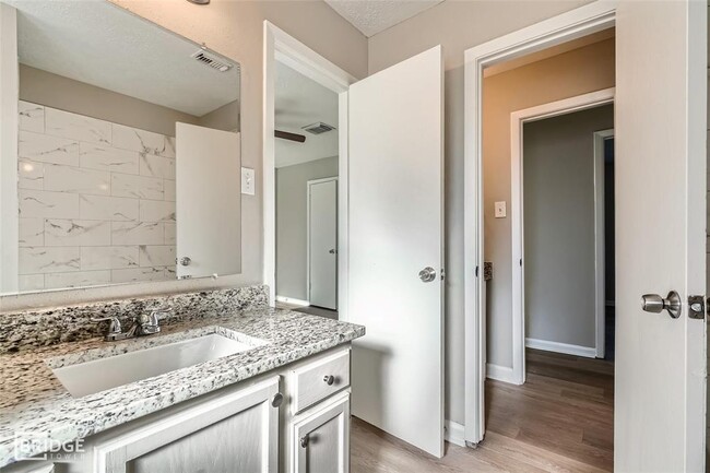 Building Photo - 2801 Custer Dr