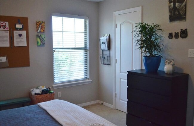 Building Photo - 1000 Spring Loop