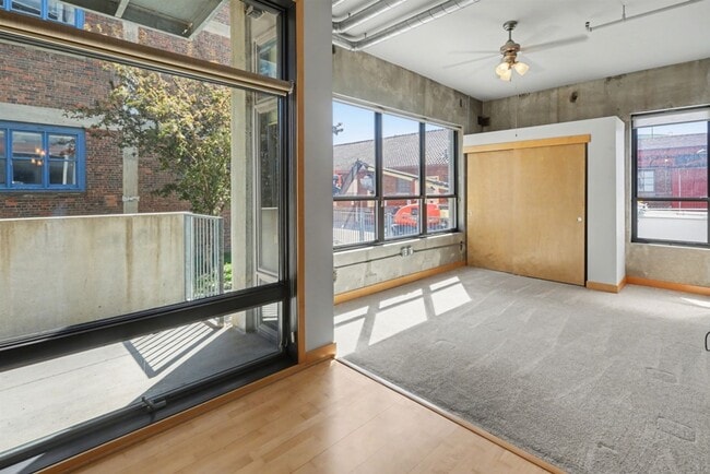 Building Photo - Condo - $1900 Rent - 2 bed