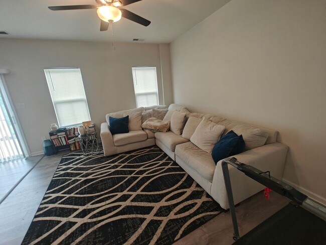 Building Photo - 3 bedroom townhome