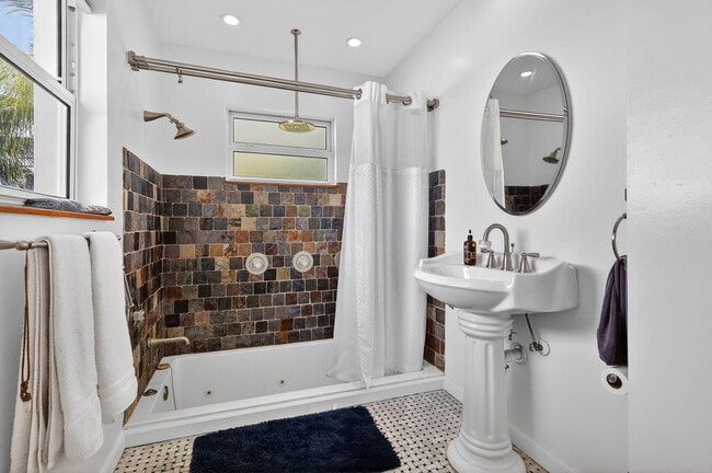 Building Photo - 4540 SW 28th Terrace