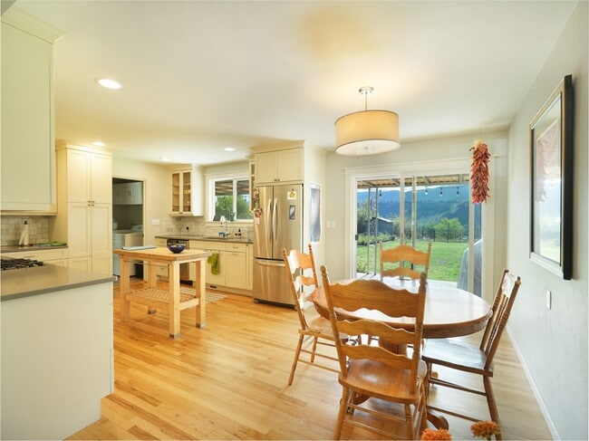 Building Photo - 1936 Crestview Dr