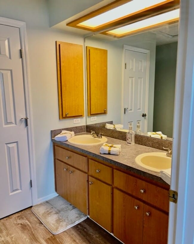 Building Photo - Beautiful Waterfront 2/2 Furnished Home Available April 2024