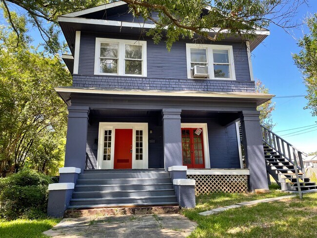 Primary Photo - 820 College St