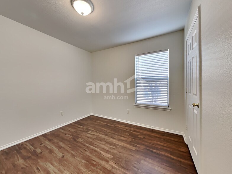Building Photo - 916 Dixon Ln