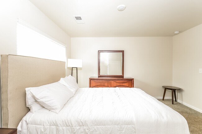 Building Photo - 704 Duck Grv Wy