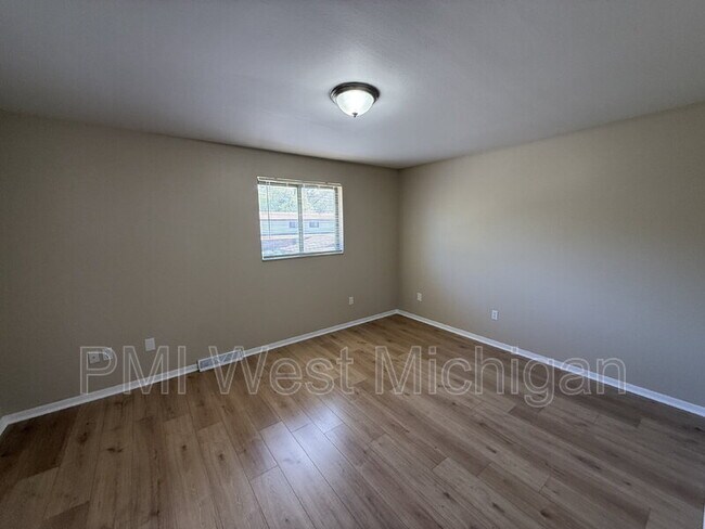 Building Photo - 6051 In the Pines Dr SE