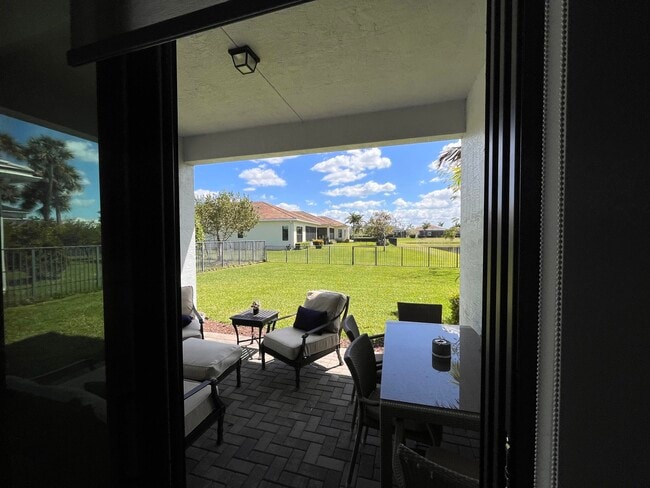 Building Photo - 5663 St Armands Way