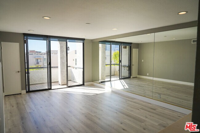 Building Photo - 630 N Grand Ave
