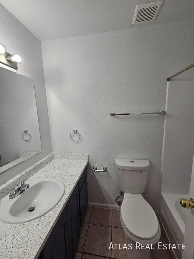 Building Photo - NOW AVAILABLE!! Renovated 2 Bedroom 1 Bath...