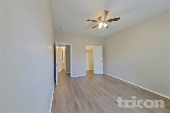 Building Photo - 522 Golden Bell Dr