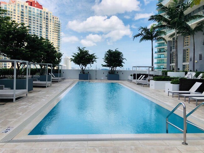 Building Photo - 1300 Brickell Bay Dr