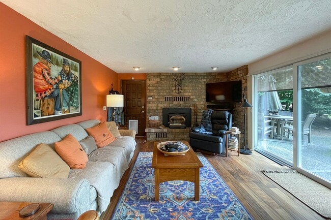 Building Photo - Fully Furnished Home