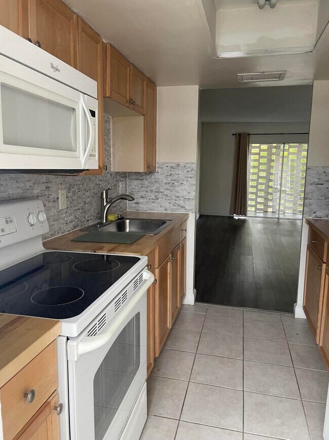 Building Photo - 1500 Crescent Cir