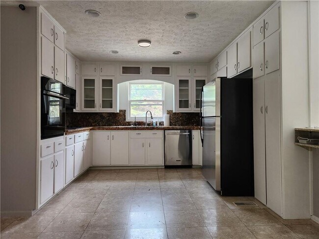 Building Photo - 3490 Pine Hill Dr