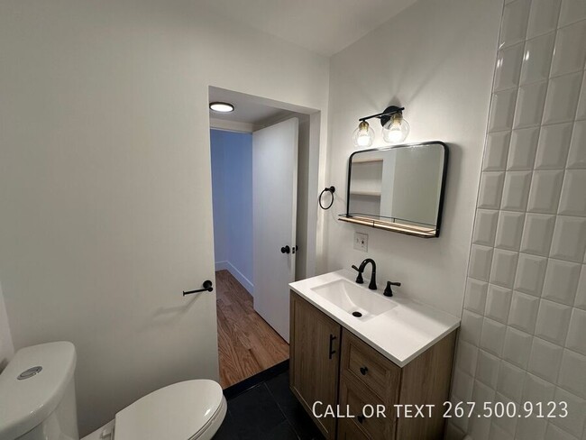 Building Photo - Large, Bi-level, newly renovated 2BR/2BA u...