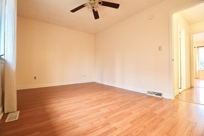 Building Photo - 2 Bedroom/2 Bath Townhouse near Stadium - ...