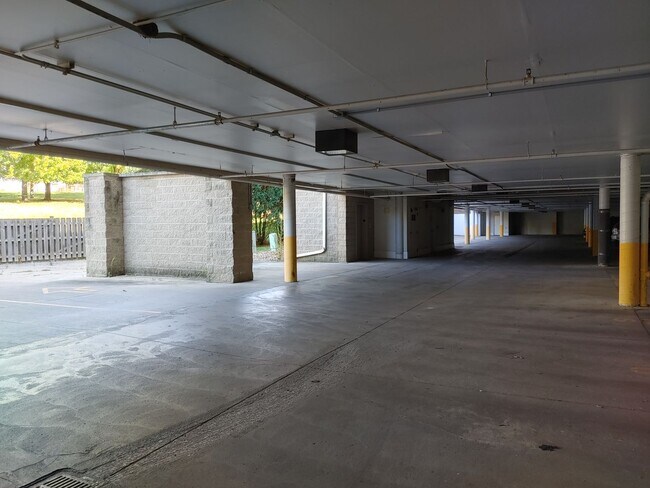 Building Photo - $1,550 | 2 Bedroom, 2 Bathroom Condo | No ...