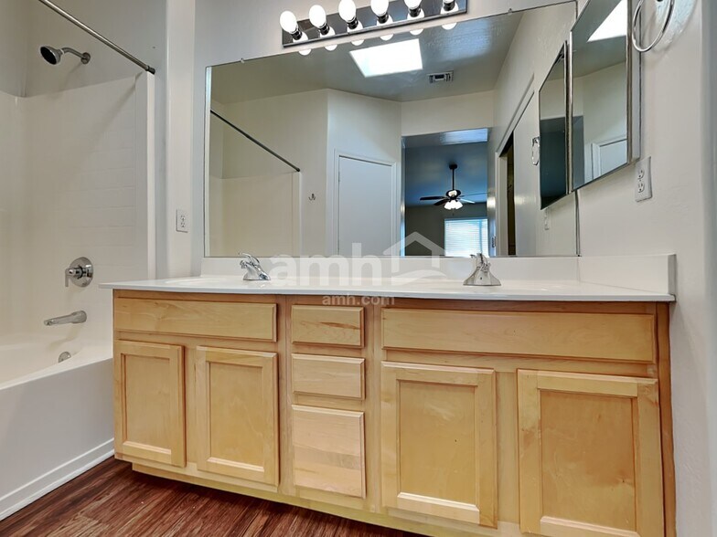 Building Photo - 9216 E Keats Ave