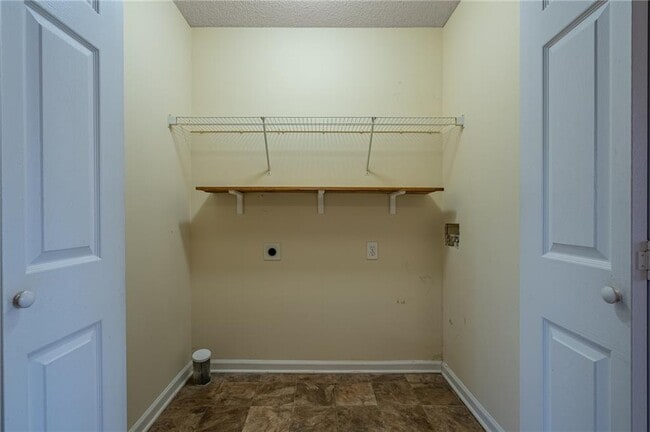 Building Photo - 43 Middlebrook Dr