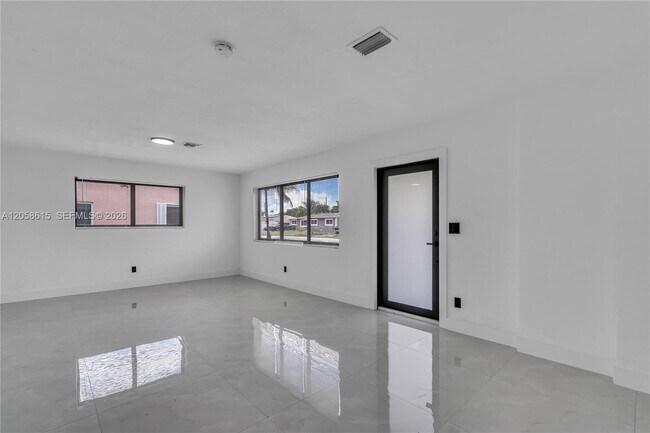 Building Photo - 1000 NW 198th St