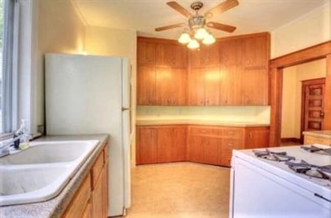 Building Photo - 1011 W Tremont St