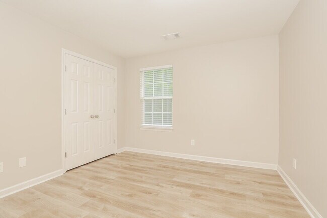 Building Photo - 712 Shandale Dr