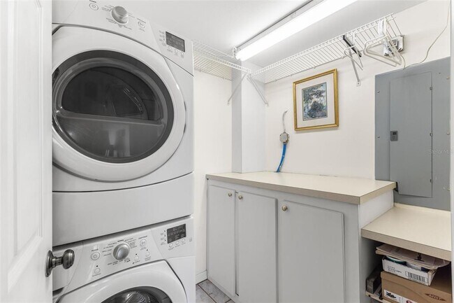 Building Photo - 6475 Shoreline Dr