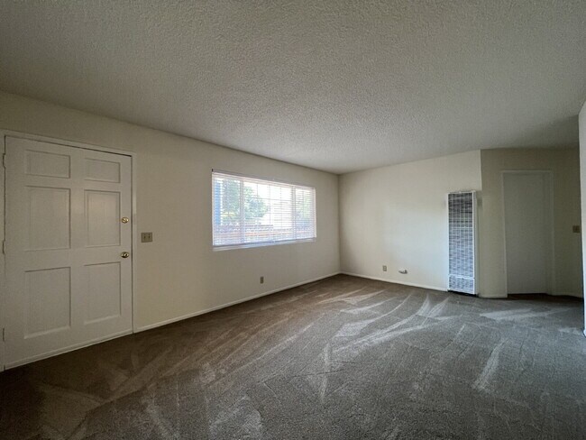 Building Photo - Charming Duplex Near Downtown Santa Rosa!