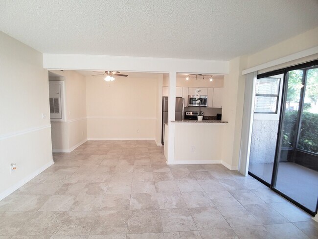 Building Photo - Beautiful  Remodeled First Floor 2/2 Condo...