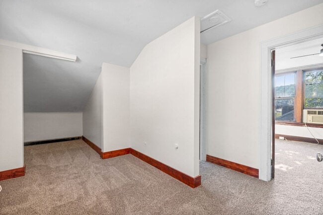 Building Photo - Newly Updated 3 Bed Home