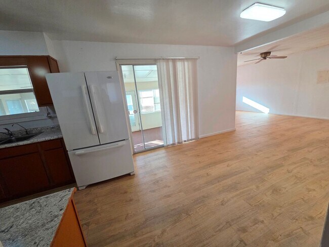 Building Photo - Spacious 3/4 bedroom, 2 bath home beautifu...