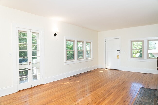 Building Photo - Large 4 Bedroom Home On Oakhurst Circle