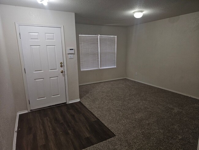 Building Photo - Huge House in a great area