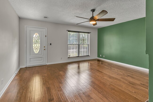 Building Photo - Brentwood/Crieve Hall end unit Condo -avai...