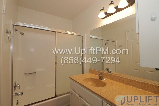 Building Photo - 820 Scranton St