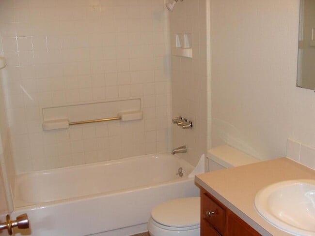 Building Photo - 1644 Oak St SE