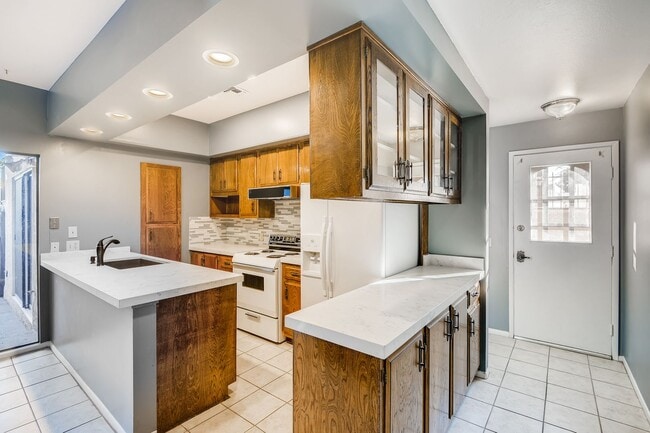Building Photo - Immaculate 2 bedroom condo with all the ap...