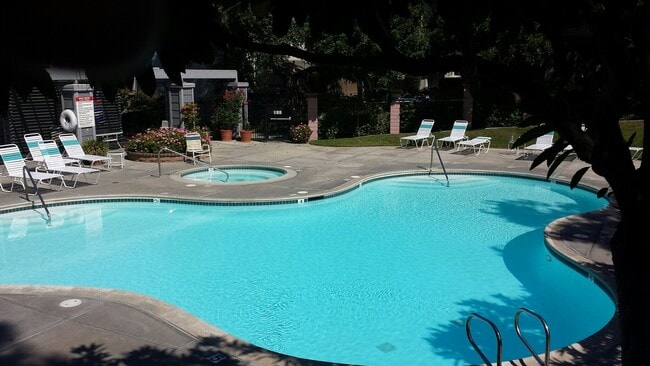 Building Photo - 2 Bedroom - 2.5 Bathroom Condo in gated co...
