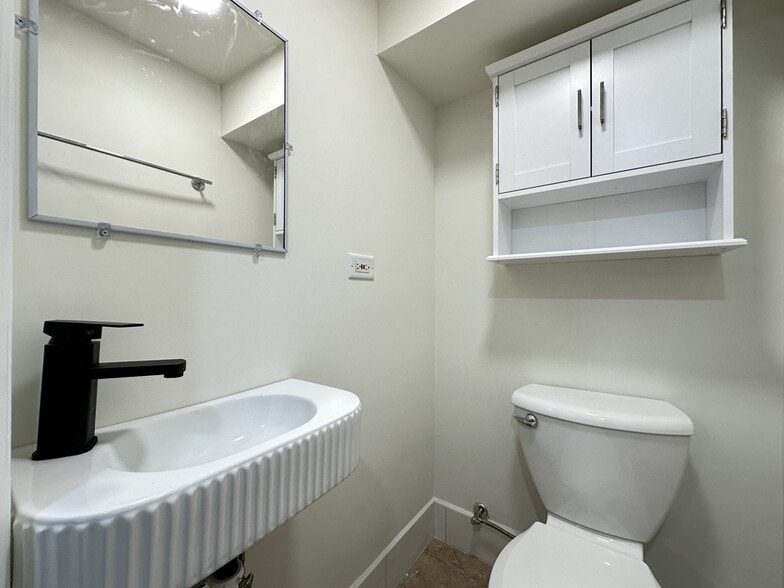 Building Photo - 5806 N Broadway St