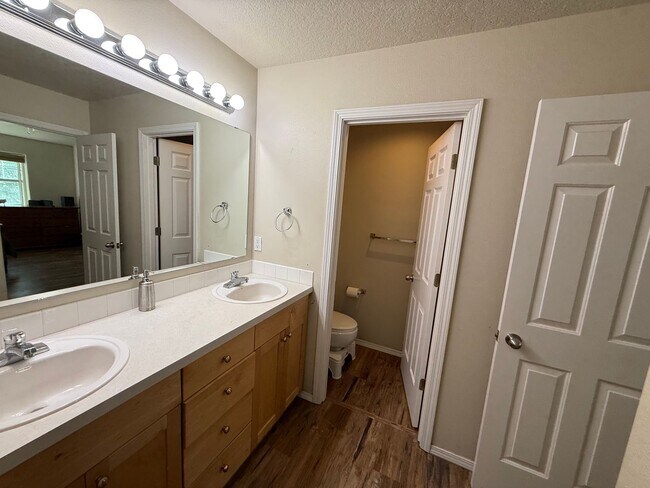 Building Photo - Fantastic 3 Bed/2.5 Bath Single Family Home in SE Bend