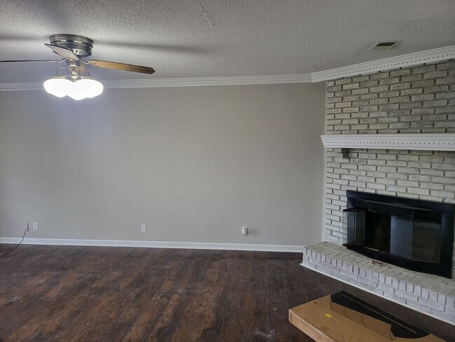 Building Photo - Large two-story colonial style home, Antioch