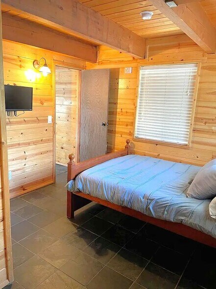 Building Photo - 2418 Fir Dr