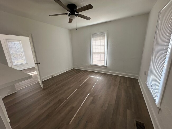 Building Photo - Charming, Two bedroom, One bathroom house in Columbia!