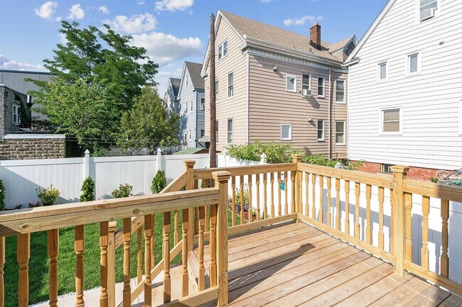 Building Photo - 133 W 4TH St