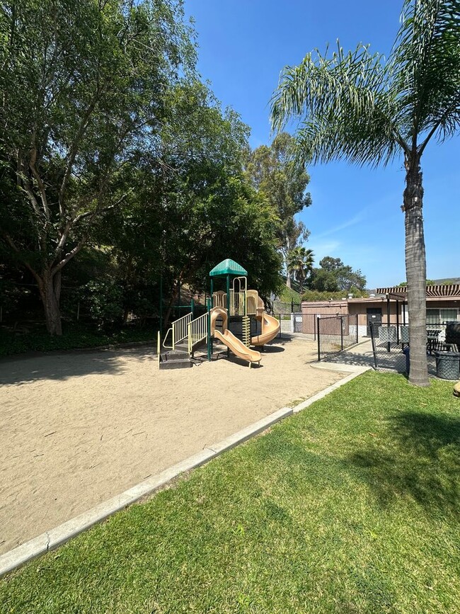 Building Photo - Beautiful 2BR/1BA two story condominium of...