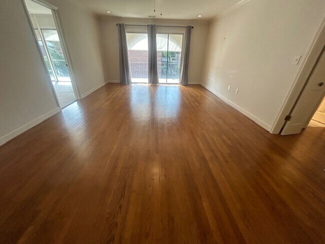 Building Photo - 5516 Lakeshore Dr