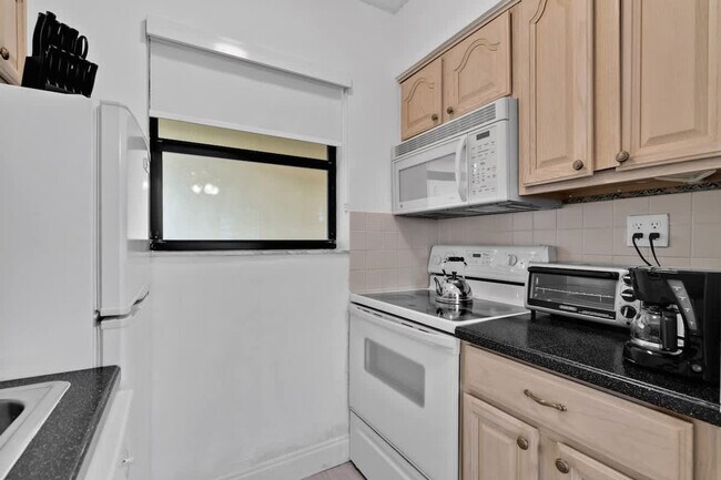 Building Photo - 321 Wilson St