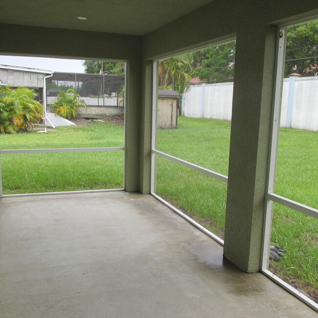 Building Photo - 1726 SE Minorca Ave