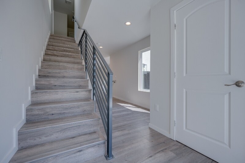 Building Photo - 2611 Hyperion Ave